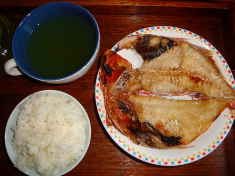大きな干物 カフェオレボウルの茶 米飯 昨夕飯。